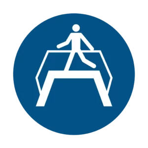 Panneau d'obligation ISO 7010 M023 utiliser passerelle obligatoire – signalisation des consignes dans la région du Valais romand