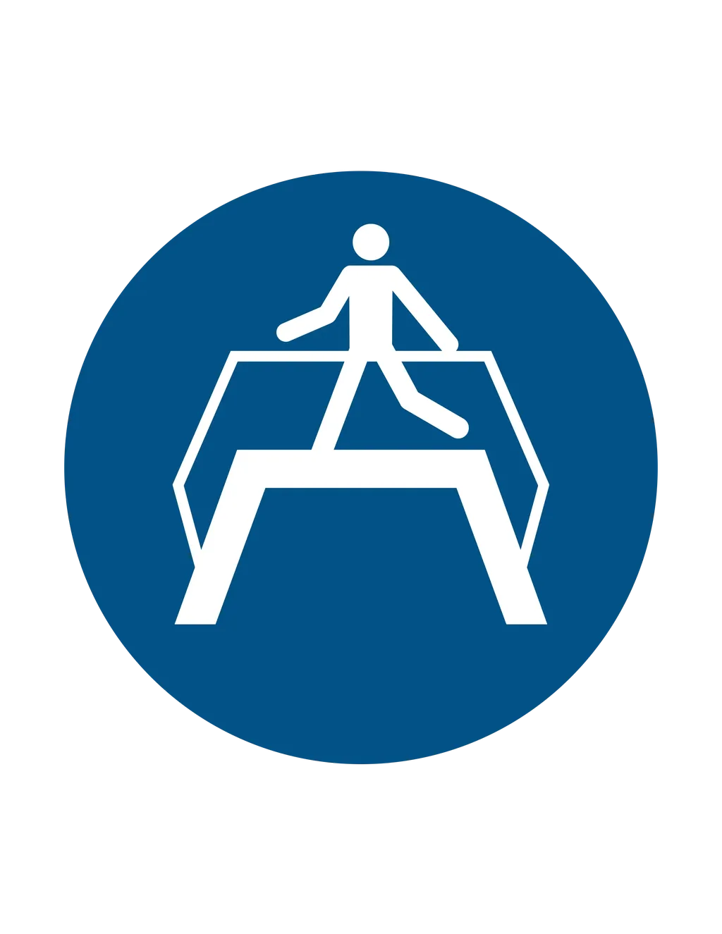 Panneau d'obligation ISO 7010 M023 utiliser passerelle obligatoire – signalisation des consignes dans la région du Valais romand