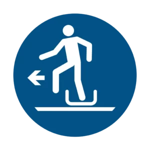 Panneau d'obligation ISO 7010 M050 sortie luge a gauche obligatoire – signalétique règlementaire dans le Valais suisse