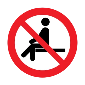 Panneau d'interdiction ISO 7010 P018 assise interdite – signalisation d'accès interdit dans notre atelier en Valais