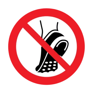 Panneau d'interdiction ISO 7010 P035 chaussures crantees interdites – signalétique de prohibition à Aigle dans le canton de Vaud (Suisse romande)