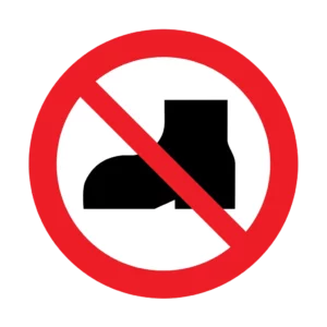 Panneau d'interdiction ISO 7010 P060 chaussures exterieures interdites – signalétique de prohibition dans nos ateliers en Valais