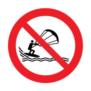 Panneau d'interdiction ISO 7010 P065 kitesurf interdit – panneau de défense en Valais (Suisse romande)