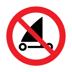 Panneau d'interdiction ISO 7010 P067 char a voile interdit – signalétique de prohibition à Aigle dans le canton de Vaud (Suisse romande)